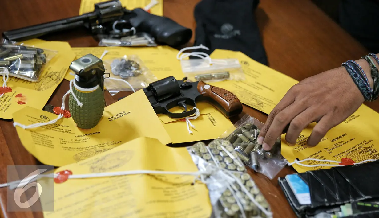 Sejumlah barang bukti ditunjukan saat rilis di Polres Jakarta Utara, Senin (25/1). Dalam penggrebekan petugas berhasil menyita 20,74 Gram Sabu, sejumlah senjata api berikut  amunisi dan sebuah granat nanas aktif. (Liputan6.com/Faizal Fanani)