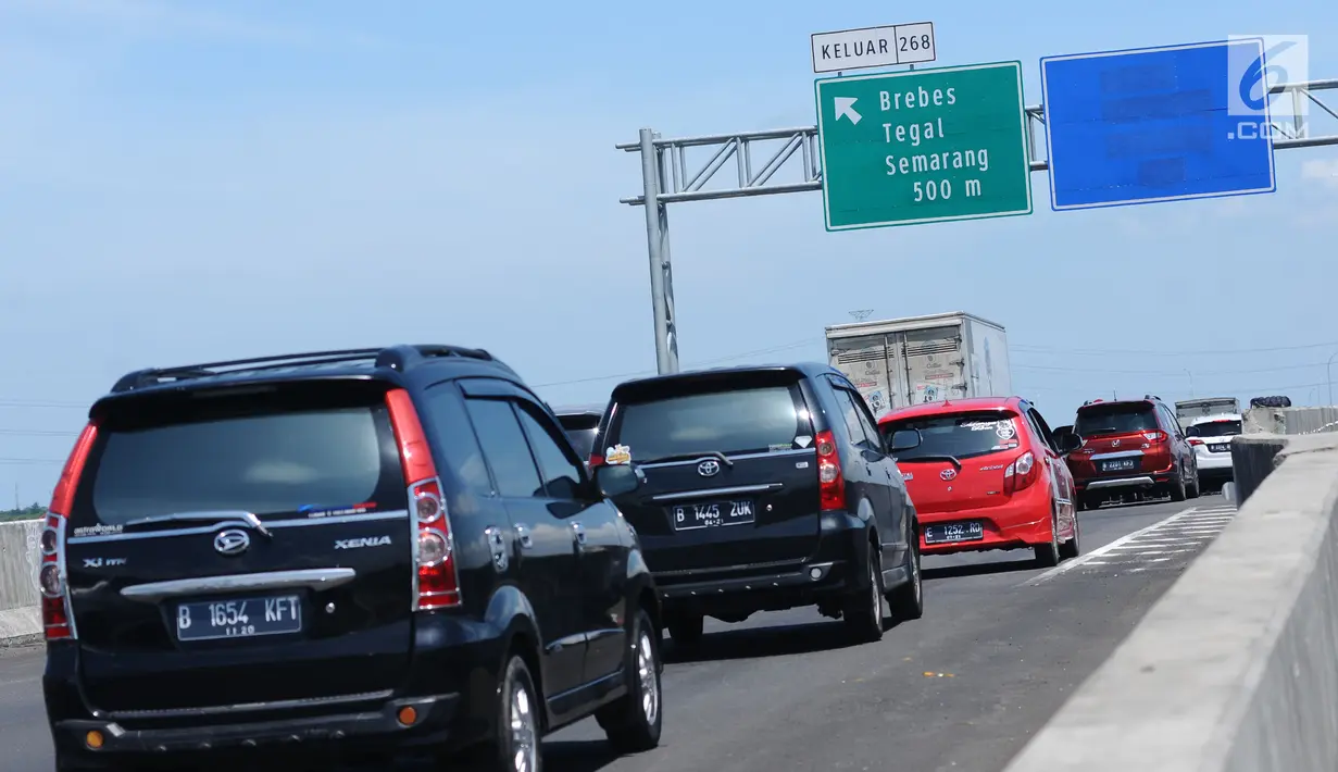 Kendaraan berjalan menuju pintu keluar Tol Brebes Timur, Jawa Tengah, Sabtu (23/12). Libur Natal 2017, antrian kendaraan yang akan keluar dari pintu Tol Brebes Timur mencapai tiga kilometer. (Liputan6.com/Helmi Fithriansyah)