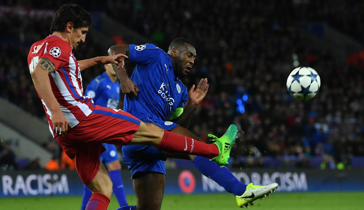 Bek Atletico Madrid, Stefan Savic, membuang bola saat melawan Leicester pada laga leg kedua Liga Champions di Stadion King Power, Inggris, Selasa (18/4/2017). Meski imbang 1-1, Atletico lolos ke semifinal dengan agregat 2-1. (AFP/Ben Stansall)