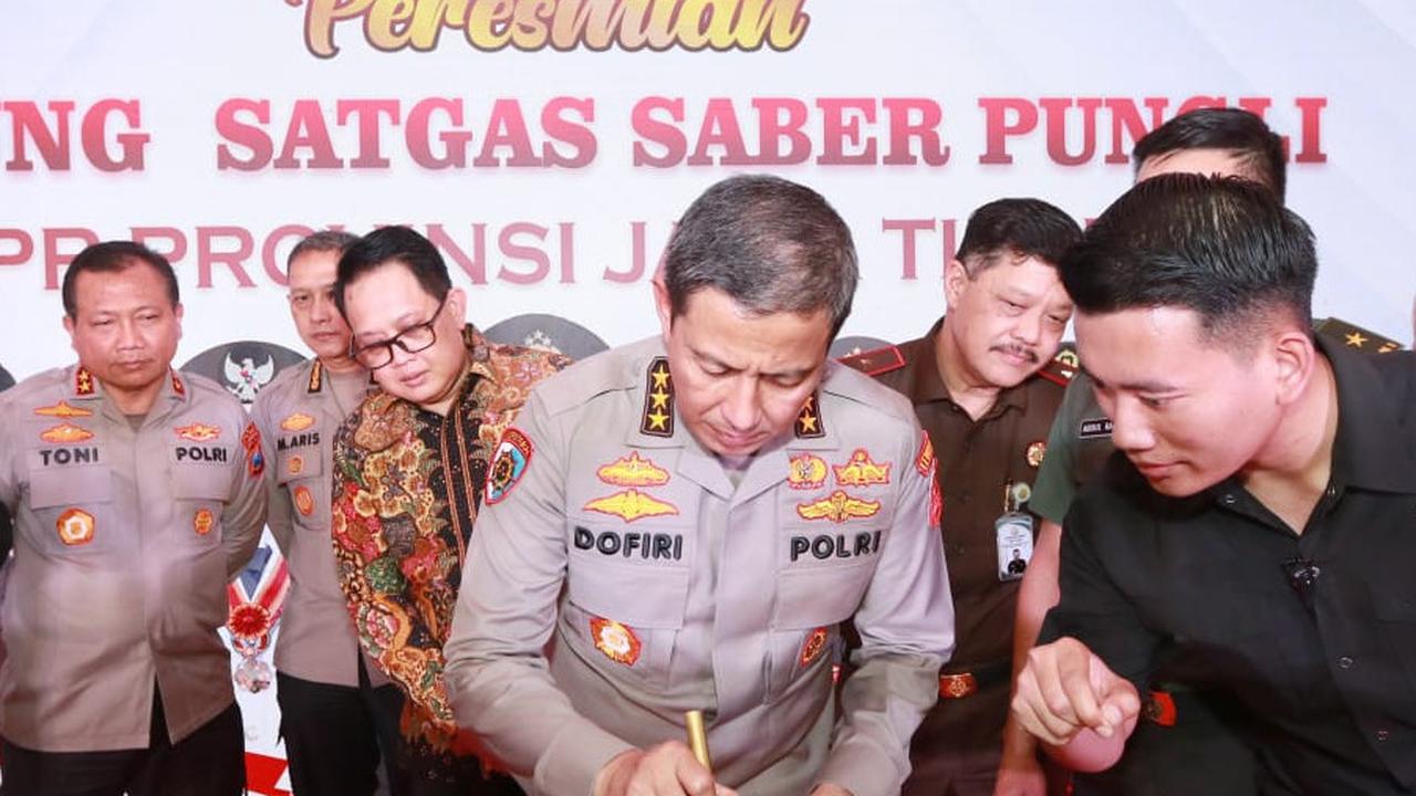 Irwasum Mabes Polri Komjen Pol Ahmad Dofiri meresmikan gedung Saber Pungli Polda Jatim. (Dian Kurniawan/Liputan6.com)