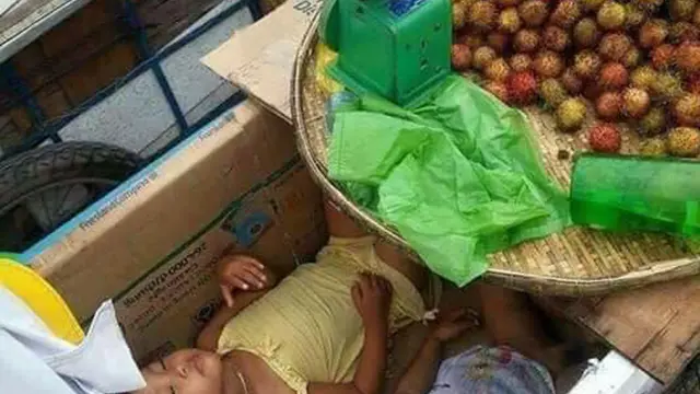 Anak Tidur di Gerobak Buah, Ulah Pasangan Ini Jadi Kontroversi