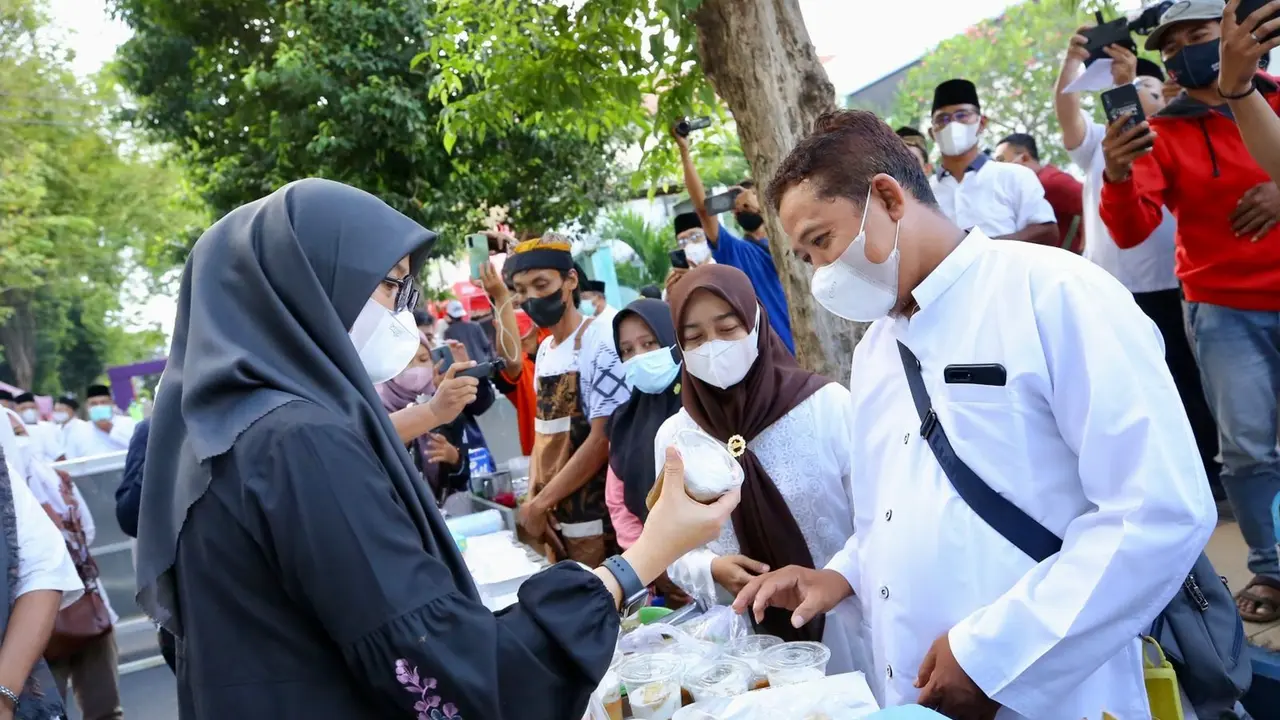 Bupati Banyuwangi Ipuk Fiestiandani meninjau langsung pasar takjil Ramadhan di wilayah Banyuwangi kota (Istimewa)