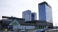Pemandangan gedung yang rusak terlihat setelah serangan drone yang dilaporkan terjadi di Moskow, Rusia, Senin, 24 Juli 2023. (AP Photo)