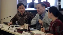Menko PMK, Puan Maharani (kanan) berbincang dengan Menteri ESDM Ignasius Jonan (kiri) dan Gubernur Bank Indonesia Agus Martowardojo sebelum mengikuti rakor tingkat menteri di Kantor Kemenpo PMK, Jakarta, Selasa (20/6). (Liputan6.com/Faizal Fanani)
