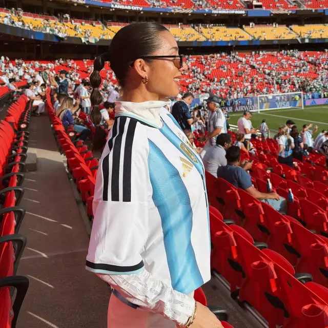 Pesona Eksotis Sleek Jennifer Bachdim Saat Nonton Piala Dunia 2026, Dukung Argentina dari Arrowhead Stadium