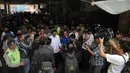 Meski harus berjubel dengan pengunjung pasar, Jokowi tetap berusaha untuk tersenyum ramah (Liputan6.com/Herman Zakharia)