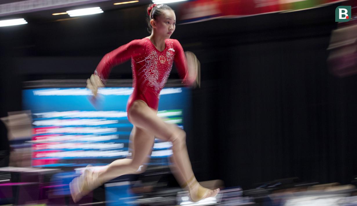 Aksi Chen Yile pesenam artistik putri China di balok keseimbangan dalam nomor semua alat beregu pada Asian Games 2018 di JIExpo, Jakarta, Selasa (21/8/2018). (Bola.com/Peksi Cahyo)