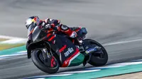 Andrea Dovizioso mengendarai motor Aprilia pada sesi tes di Sirkuit Jerez, Spanyol. (Corsedimoto)