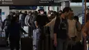 Pelancong mengantre untuk check-in penerbangan mereka di Bandara Internasional Los Angeles di Los Angeles, Senin (20/12/2021). Departemen Kesehatan Masyarakat Los Angeles County melaporkan jumlah kasus baru harian COVID-19 meningkat tiga kali lipat selama seminggu. (AP Photo/Jae C.Hong)