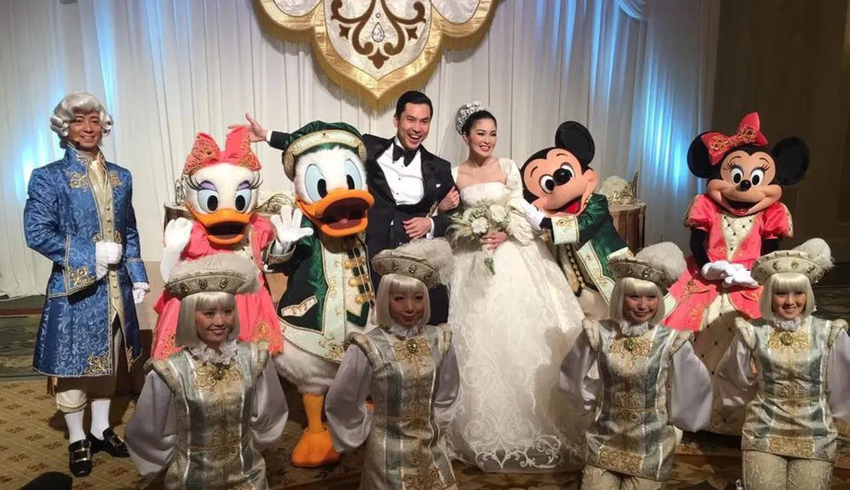 Sandra Dewi dan Harvey Moeis menggelar resepsi pernikahan di Disneyland Jepang berhasil membuat semua orang iri. Usai berkeliling dengan mobil tua, digelar juga acara makan siang bersama tamu undangan. (Facebook/Ary Bakri)