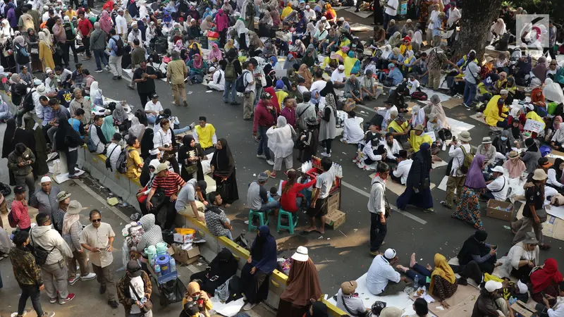 Massa Aksi Sidang MK Bertahan di Jalan Medan Merdeka Barat