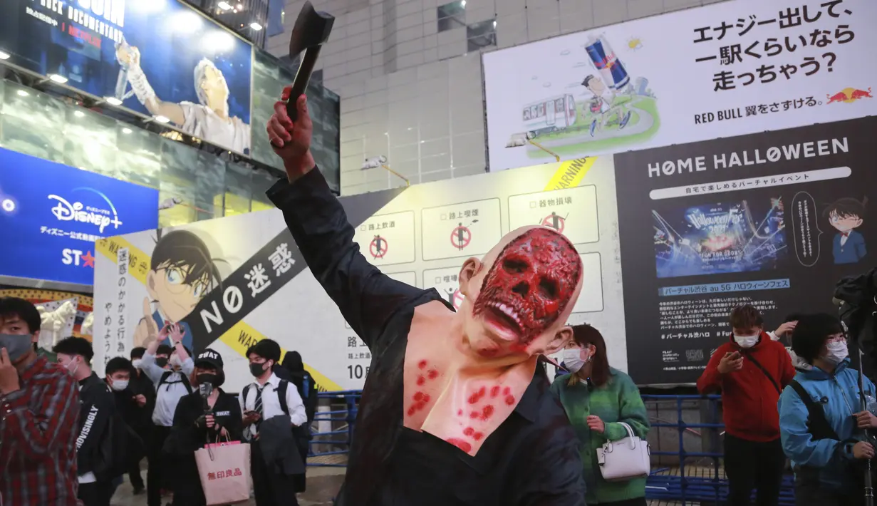 Seorang pria dengan kostum Halloween berpose di kawasan Shibuya, Tokyo, Minggu (31/10/2021). Kepolisian Metropolitan Tokyo dikerahkan untuk mengamankan perayaan malam Halloween sejak 30 hingga 31 Oktober. (AP Photo/Koji Sasahara)
