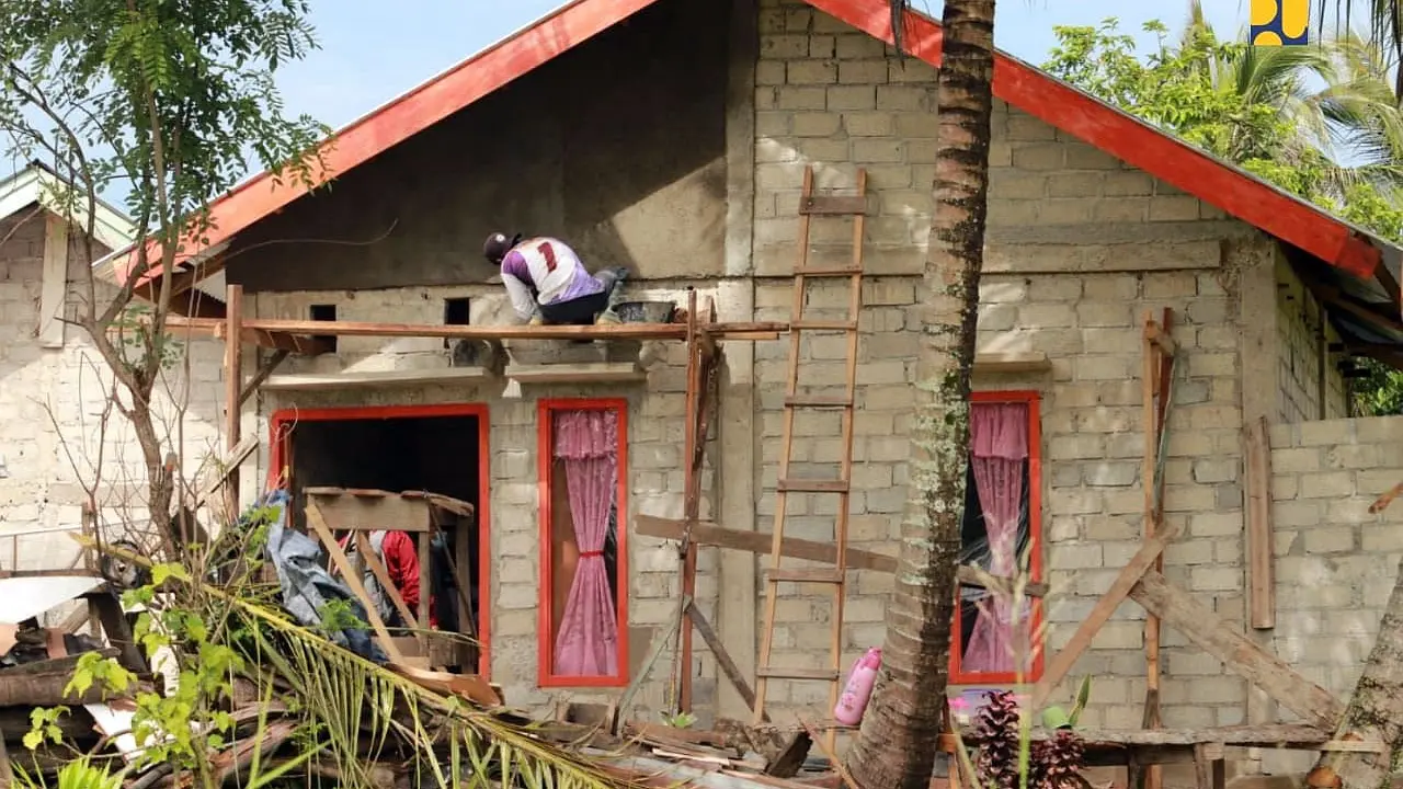 Kementerian PUPR bersama Pemerintah Kabupaten (Pemkab) Tanah Datar berupaya mengurangi jumlah rumah tidak layak huni (RTLH).