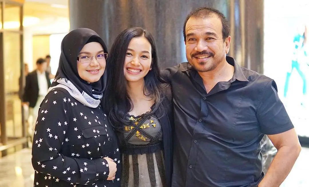 Siti Nurhaliza dan Datuk Khalid Mohammed Jiwa bersama Tya Arifin [foto: instagram/tyaarifinnw]