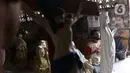 Perajin memoles patung rohani saat proses pembuatan di Serpong, Tangerang Selatan, Banten, Kamis (17/12/2020). Pemesanan patung rohani berbahan dasar fiber resin meningkat dua kali lipat dari hari biasa mendekati Hari Raya Natal. (Liputan6.com/Angga Yuniar)