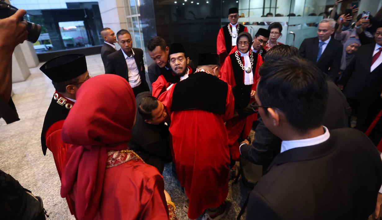 Mantan Ketua Mahkamah Konstitusi, Anwar Usman jatuh pingsan. Anwar Usman jatuh pingsan setelah melakukan kirab pamitan bersama para hakim. Tampak dalam foto, Anwar Usman pingsan usai mengikuti prosesi wisuda purnabakti di Ruang Sidang Mahkamah Konstitusi (MK), Jakarta, Senin (13/4/2026). (Kapanlagi.com/Budy Santoso)