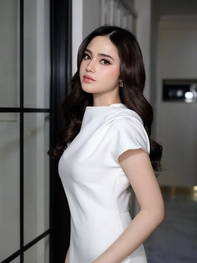 Sebentar Lagi Jadi Istri El Rumi, Pesona Bride-to-Be Syifa Hadju Saat Bridal Shower Dipulas Makeup Flawless Bikin Pangling