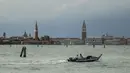 Sebuah perahu melintasi Laguna Venesia sehari sebelum dimulainya Festival Film Venesia edisi ke-78 di Venice Lido, Italia, Selasa (30/8/2021).  Festival ini berlangsung dari 1 hingga 11 September. (Photo by Joel C Ryan/Invision/AP)