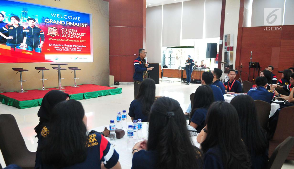 Sekretaris Pertamina, Syahrial Mochtar memberi sambutan saat menerima kunjungan finalis Citizen Journalist Academy (CJA) Energi Muda Pertamina di Kantor Pusat Pertamina, Jakarta, Rabu (15/11). (Liputan6.com/Helmi Afandi)