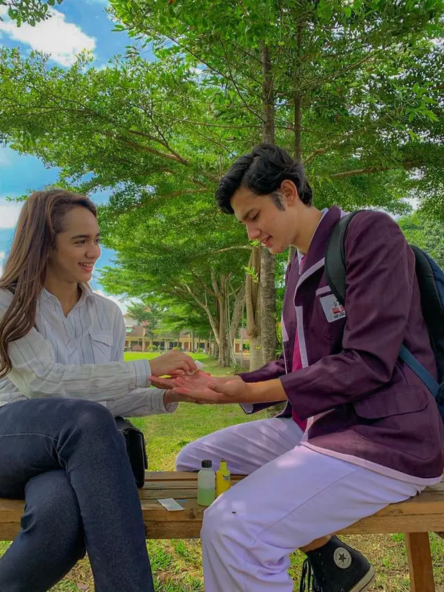 6 Potret Kompak Clay Gribble dan Dianda Sabrina, Main Bareng di Dari Jendela SMP