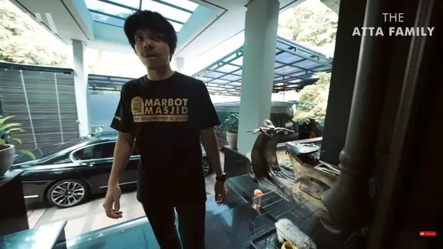 Atta Halilintar, Aurel Hermansyah, dan Ameena (Foto: Screenshot YouTube AH AMEENA ROBEK DIGIGIT KELINCI ATTA AUREL PANIK BANTU OBATIN!)