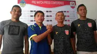 Bona Simanjuntak (dua dari kiri), mantan pemain PSS kini melatih PSIM. (Bola.com/Ronald Seger Prabowo)