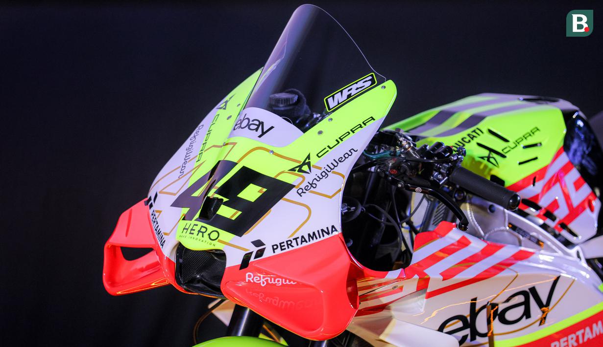 <p>Sedangkan desain batik pada bodi motor terinspirasi langsung dari elemen Sirkuit Pertamina Mandalika, menggabungkan estetika lokal dengan karakter kompetitif dunia balap. Keunikan ini memperkuat daya tarik Indonesian GP di Mandalika, tidak hanya sebagai event olahraga, tapi juga sebagai etalase budaya Indonesia di mata dunia. (Bola.com/Bagaskara Lazuardi)</p>