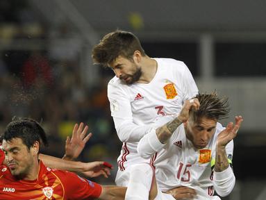 Pemain Spanyol, Gerard Pique menghalau bola dari kejaran pemain Makedonia pada laga kualifikasi Piala Dunia 2018 grup G di Philip II National Stadium, Skopje, MaKedonia, (11/6/2017). (AP/Boris Grdanoski)