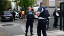 Polisi berjaga usai melakukan penangkapan terhadap seorang kakek pelaku penembakan di supermarket Kota Port-Marly, dekat Paris, Senin (26/9). Polisi mengepung rumah tersangka penembakan yang kemudian menyerahkan diri. (Thomas Samson/AFP)
