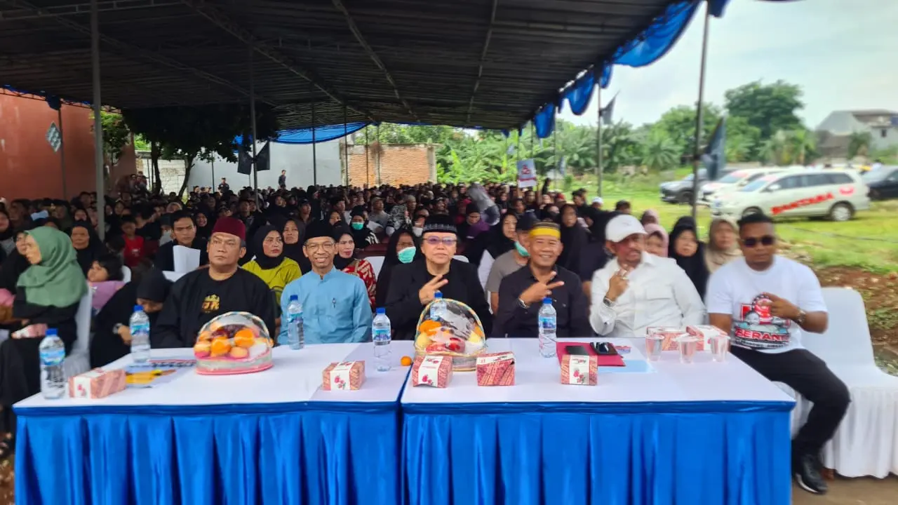 Massa yang tergabung dalam ormas Paguyuban Jawara Pekerja Lokal Kota (Praka) Tangsel mendeklarasikan dukungan kepada pasangan capres dan cawapres nomor urut 02 Prabowo Subianto-Gibran Rakabuming Raka untuk memenangkan kontestasi Pilpres 2024.