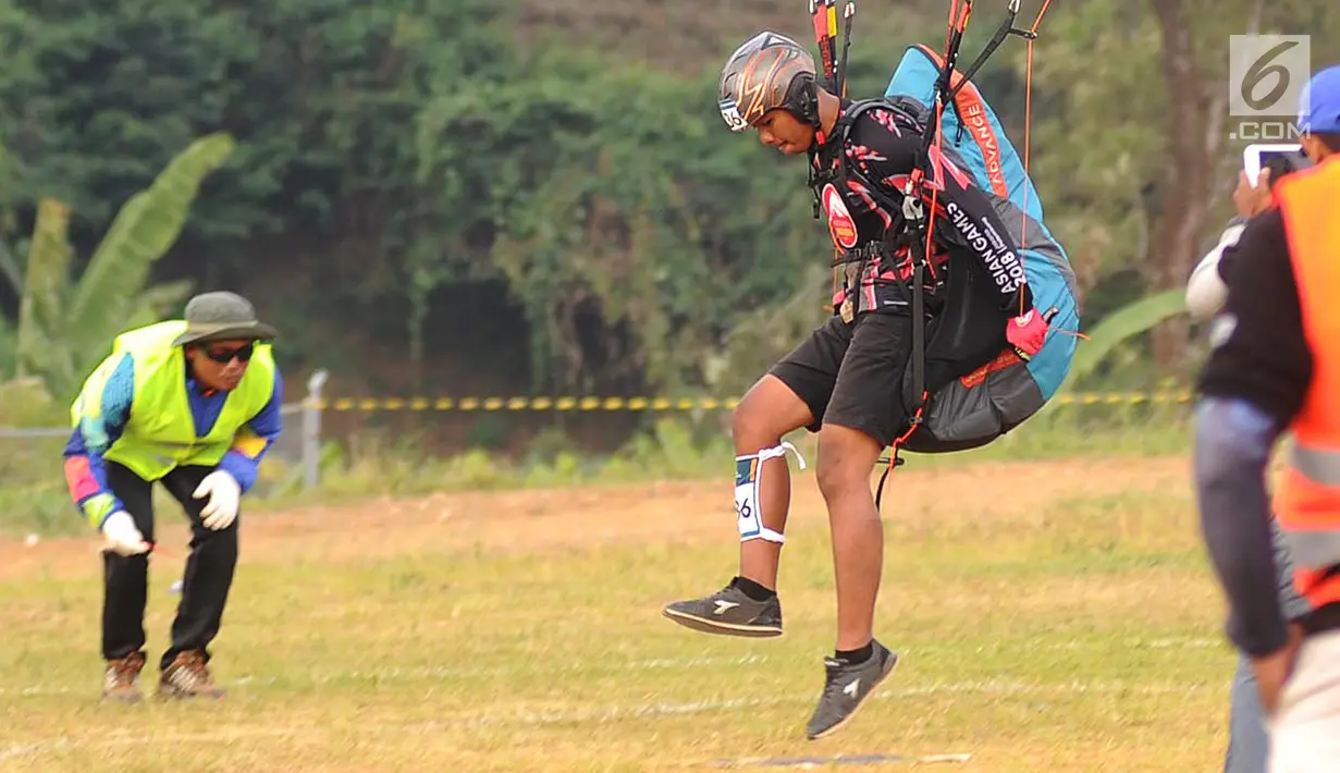 Atlet paralayang Indonesia Jafro Megawanto saat nomor ketepatan mendarat (KTM) individual di Gunung Mas, Bogor (21/8). (merdeka.com/ Arie Basuki)