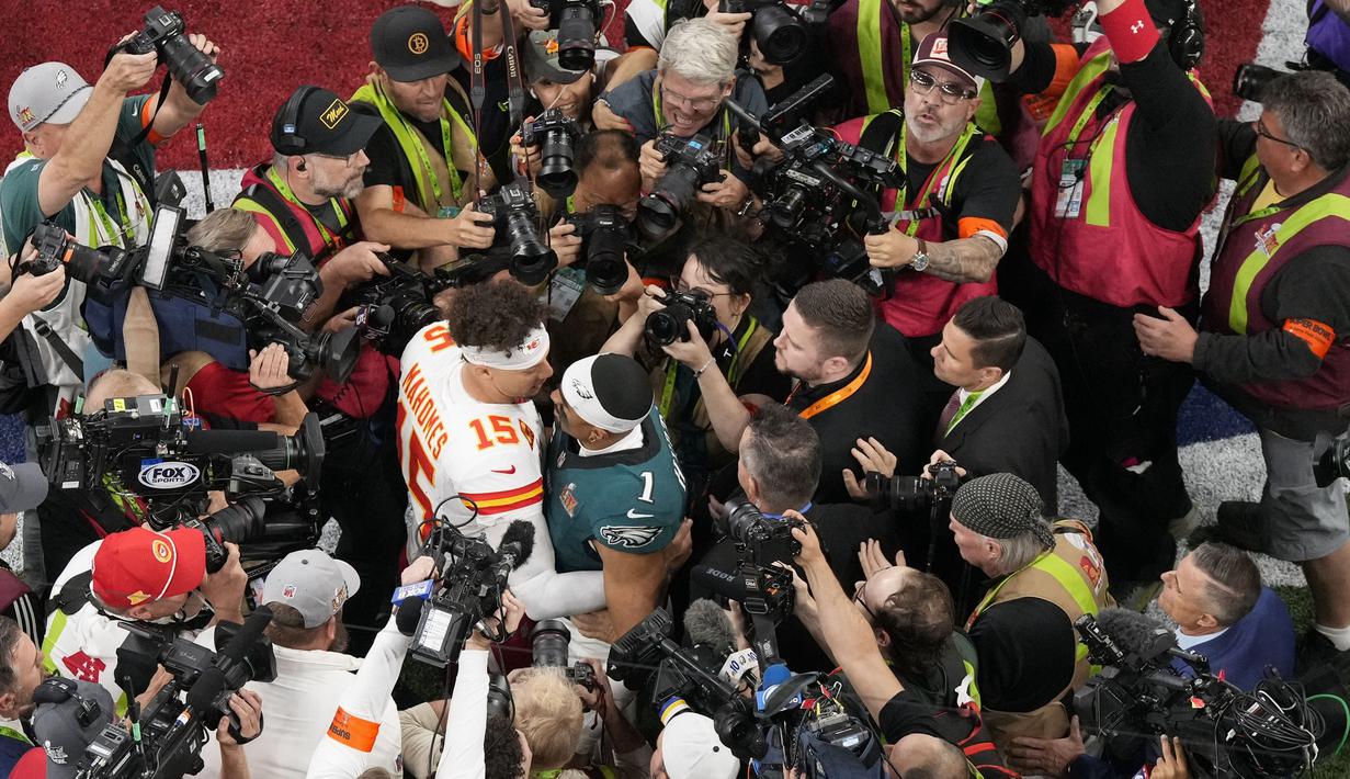 Pemain Philadelphia Eagles, Jalen Hurts bersalaman dengan pemain Kansas City, Patrick Mahomes dalam laga final yang berlangsung di Caesars Superdome, New Orleans, Louisiana, Senin (10/02/2025). (AP Photo/Godofredo A. Vásquez)