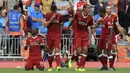 Pemain Liverpool, Sadio Mane (kiri) bersujud syukur usai membobol gawang Arsenal pada lanjutan Premier League di Anfield Stadium, Liverpool, (27/8/2017). Liverpool menang 4-0. (Peter Byrne/PA via AP)