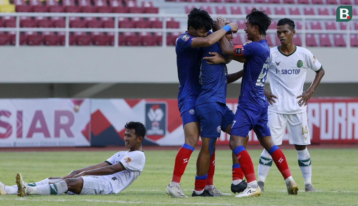 Para pemain Arema FC merayakan gol penyeimbang 1-1 ke gawang Persikabo 1973 yang dicetak striker Dendi Santoso (tengah) dalam laga pembuka Piala Menpora 2021 di Stadion Manahan, Solo, Minggu (21/3/2021). Arema FC bermain Imbang 1-1 dengan Persikabo 1973. (Bola.com/M Iqbal Ichsan)