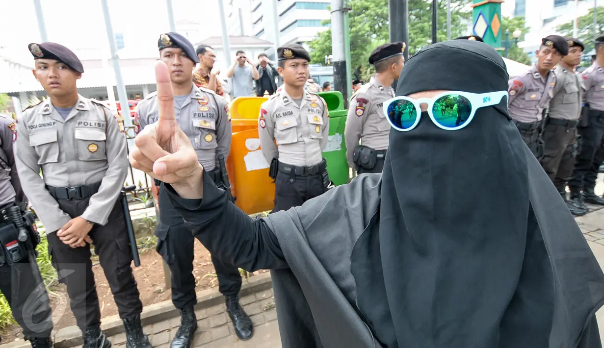  Demonstran perempuan melakukan aksi damai di depan petugas Kepolisian yang berjaga di depan Balai Kota, Jakarta, Jumat (4/11). Ratusan ribu massa aksi damai melakukan aksi menuntut penegakan hukum kasus dugaan penistaan agama. (Liputan6.com/Yoppy Renato)