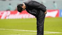 Pelatih Jepang, Hajime Moriyasu, memberikan hormat kepada fans usai ditaklukkan Kroasia pada babak 16 besar Piala Dunia 2022. Tim Samurai Biru kalah adu penalti dengan skor 1-3 dari Kroasia. (AP/Frank Augstein)