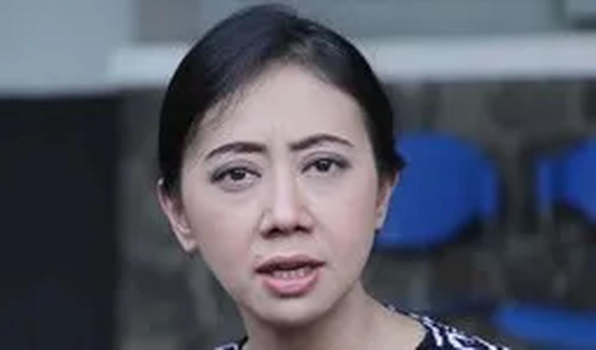 Asri Welas yang saat itu tidak bepergian ke luar negeri merasa aneh dengan mutasi di bank tersebut.