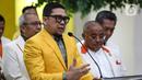 Wakil Ketua Umum Partai Golkar Ahmad Doli Kurnia bersama Sekjen Partai Keadilan Sejahtera (PKS) Habib Aboe Bakar Alhabsyi bersiap memberikan keterangan usai pertemuan tertutup di Kantor Partai Golkar, Jakarta, Selasa (7/2/2023). Pertemuan tersebut sebagai ajang silaturahmi dan konsolidasi jelang Pemilu 2024. (Liputan6.com/Johan Tallo)