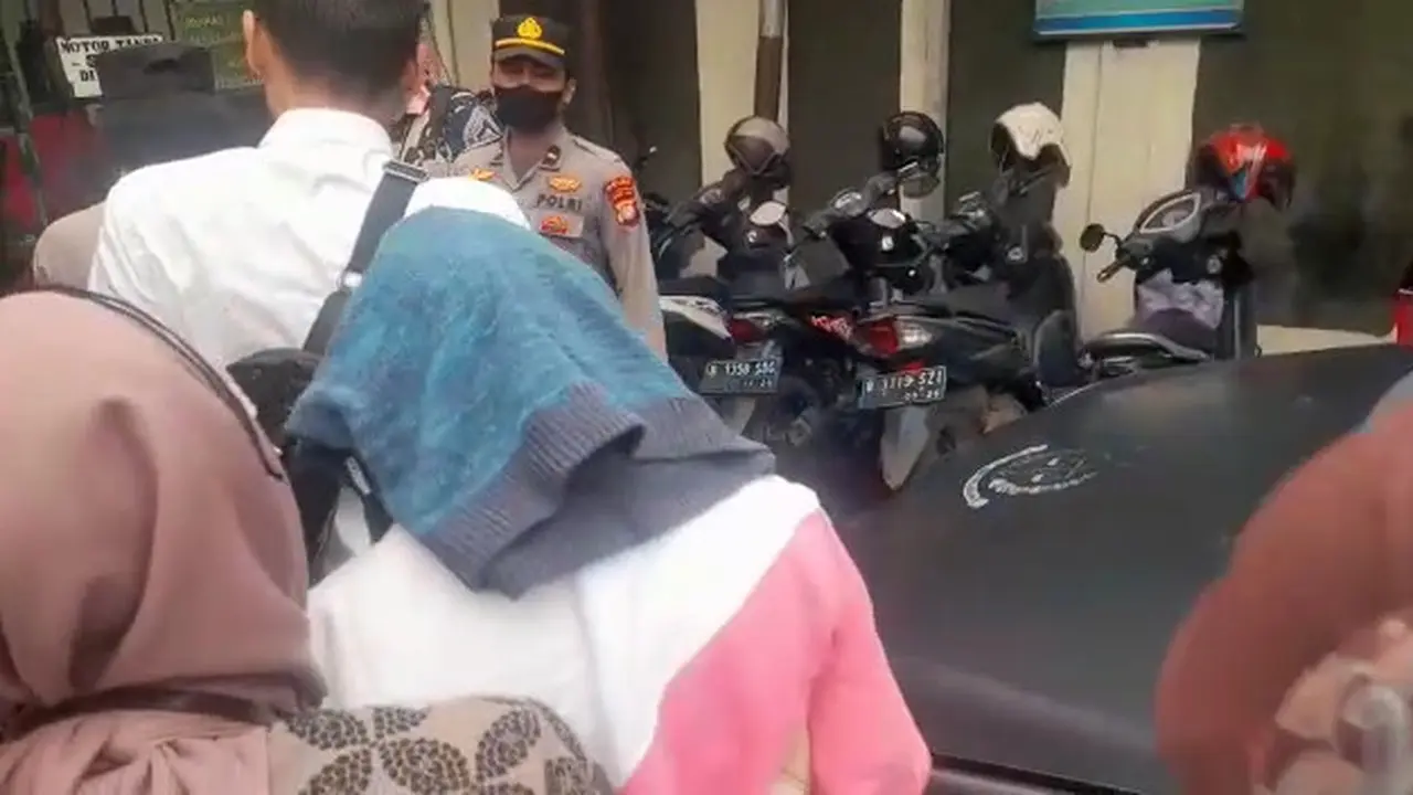 AG pacar Mario Dandy tiba di Pengadilan Negeri Jakarta Selatan, Rabu, (29/3/2023).