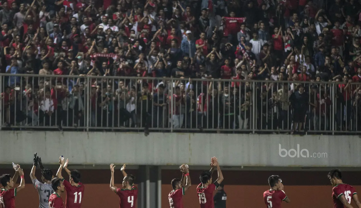 Para pemain menyapa suporter usai laga melawan Puerto Rico di Stadion Maguwoharjo, Sleman, Selasa (13/6/2017). (Bola.com/Vitalis Yogi Trisna)