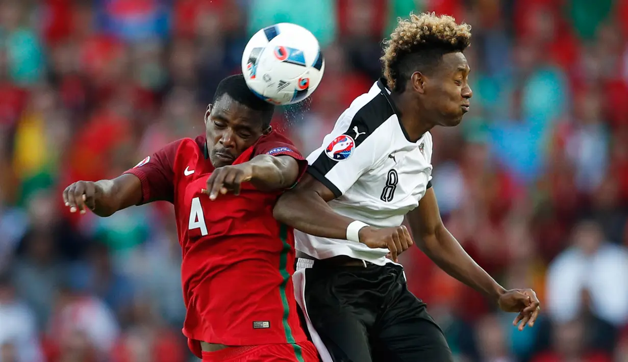 Gelandang Austria, David Alaba (kanan) beradu bola dengan gelandang Portugal William Carvalho saat pertandingan lanjutan piala Eropa 2016 grup F di Parc des Princes, Prancis, (19/6). Portugal bermain imbang 0-0 dengan Austria. (REUTERS/Christian Hartmann)