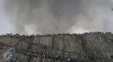 Ribuan wisatawan nekat menikmati erupsi di puncak Gunung Bromo, Taman Nasional Bromo Tengger Semeru, Jawa Timur, Kamis (21/7). Meski berstatus waspada, intensitas kunjungan ke Gunung Bromo justru meningkat. (Liputan6.com/Helmi Fithriansyah) 