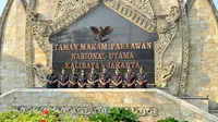 Menteri Hukum dan Hak Asasi Manusia (Menkumham) Yasonna H Laoly memimpin secara langsung upacara tabur bunga yang diteruskan dengan ziarah di Taman Makam Pahlawan (TMP) Kalibata, Pancoran, Jakarta Selatan. (Nanda Perdana).