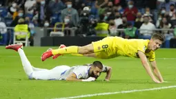 Peluang kedua Real Madrid diperoleh Karim Benzema pada menit ke-12. Tembakannya juga berhasil diblok bek Villarreal. (AP/Manu Fernandez)
