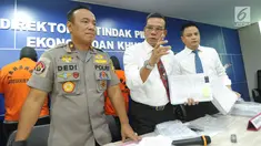 Wakil Dittipideksus Bareskrim Mabes Polri, Kombes Pol Daniel Tahi Monang dan Karo Penmas Divisi Humas Polri, Brigjen Pol Dedi Prasetyo saat rilis pengungkapan pembobolan dana nasabah di Bareskrim Polri, Jakarta, Senin (24/9). (Merdeka.com/Arie Basuki)
