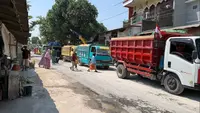 Para perempuan yang didominasi kaum emak-emak Desa&nbsp;Wegil, kembali memblokade jalan&nbsp;akibat debu truk tambang. (Liputan6.com/ Arief Pramono)