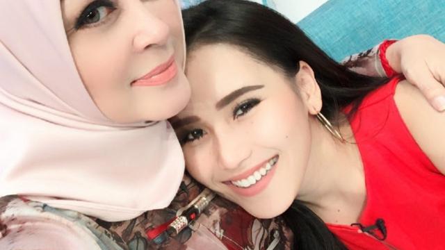 Ayu Ting Ting dan Chintami Atmanegara