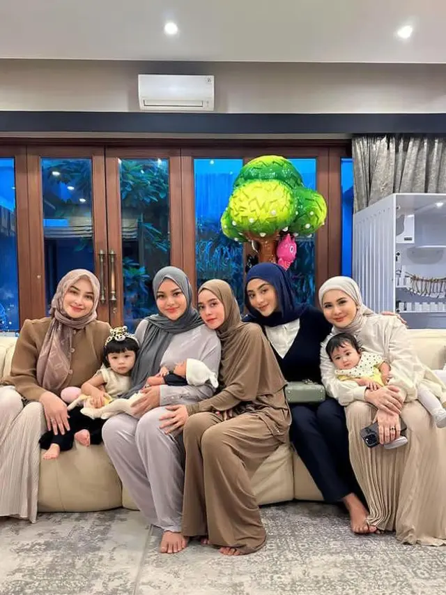 Potret Aurel bersama geng mamayu (Sumber: Instagram/@aurelie.hermansyah) Potret Aurel bersama geng mamayu (Sumber: Instagram/@aurelie.hermansyah) Potret Aurel bersama geng mamayu (Sumber: Instagram/@aurelie.hermansyah)