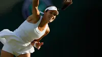  Ana Ivanovic saat beraksi dalam pertandingan tenis tunggal putri melawan Francescas di Wimbledon Tennis Championships, di London (25/6/14) (REUTERS / Stefan Wermuth)