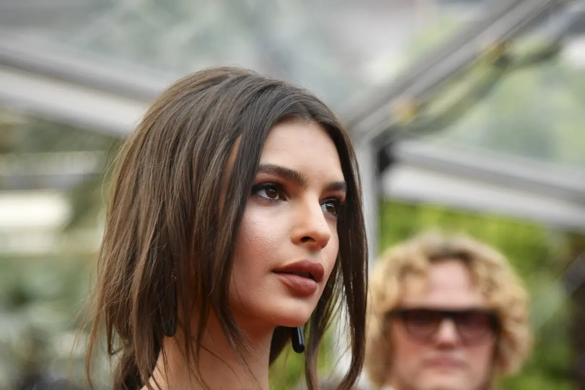 [Bintang] Emily Ratajkowski